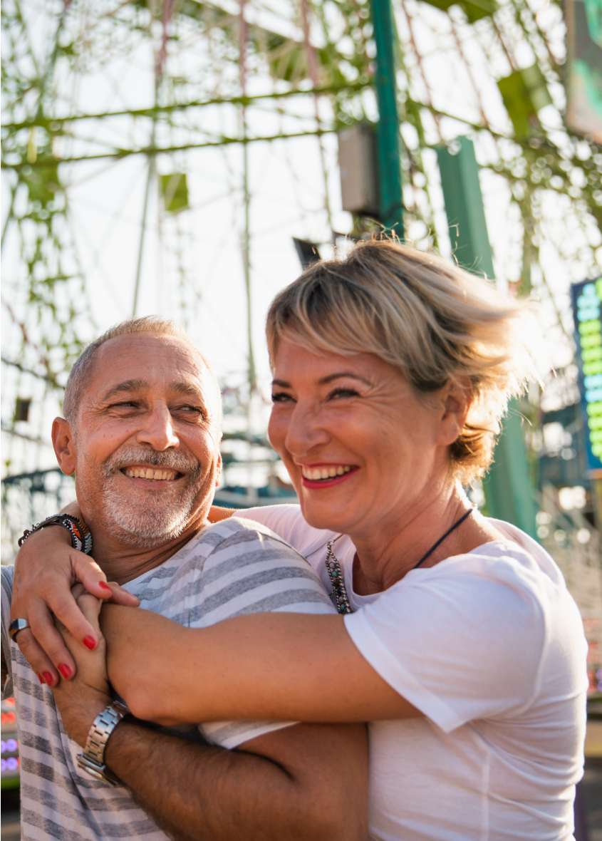 Pareja senior sonriendo