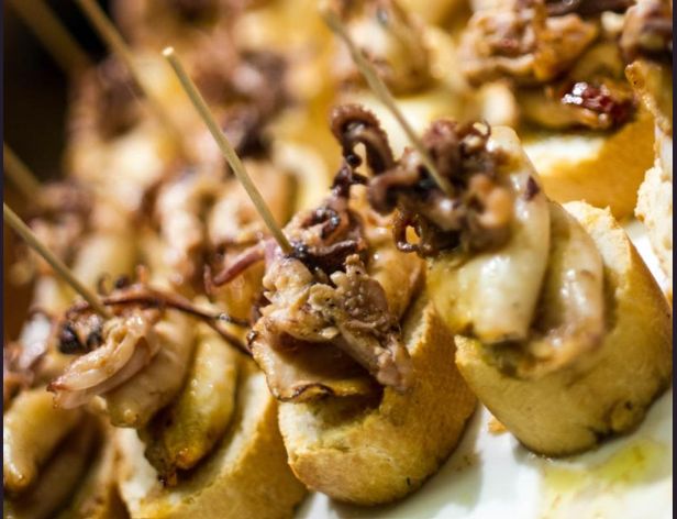 Pintxos de calamar sobre rebanadas de pan, como los que se sirven en los bares de Donostia